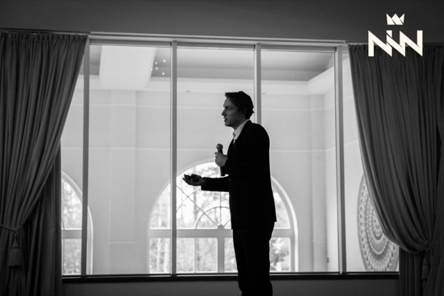 Cisza w negocjacjach - jak czytac mowe ciala przy stole negocjacyjnym